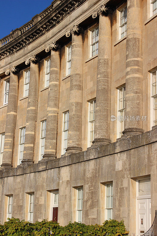 历史悠久的联排别墅/乔治王朝的建筑/ Bath-stone，皇家新月，英格兰